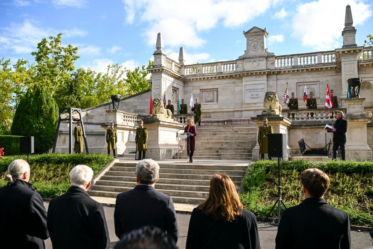 Budapest, 2025. október 6.
Vitályos Eszter kormányszóvivő, fideszes országgyűlési képviselő beszédet mond az aradi vértanúk kivégzésének 176. évfordulóján a Batthyány-mauzóleumnál tartott megemlékezésen, a Fiumei úti sírkertben 2025. október 6-án.
MTI/Purger Tamás