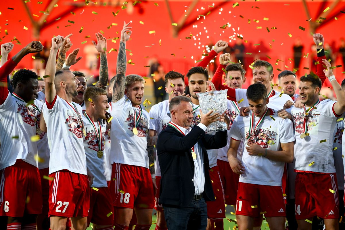 A Kisvárda az előző idényben Révész Attila (képünkön a serleggel) vezetésével jutott vissza az élvonalba