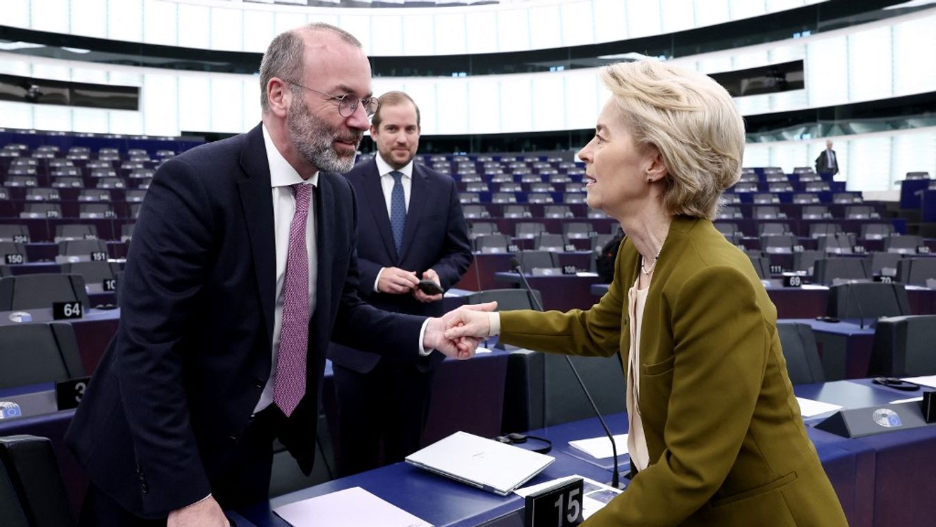 Ursula von der Leyen, az Európai Bizottság elnöke (jobbra) beszélget Manfred Weberrel, az EPP elnökével (balra) a 2024. december 19-i Európai Tanács ülésének következtetéseiről szóló vita előtt, az Európai Parlament 2025. január 22-i plenáris ülésén, Stra