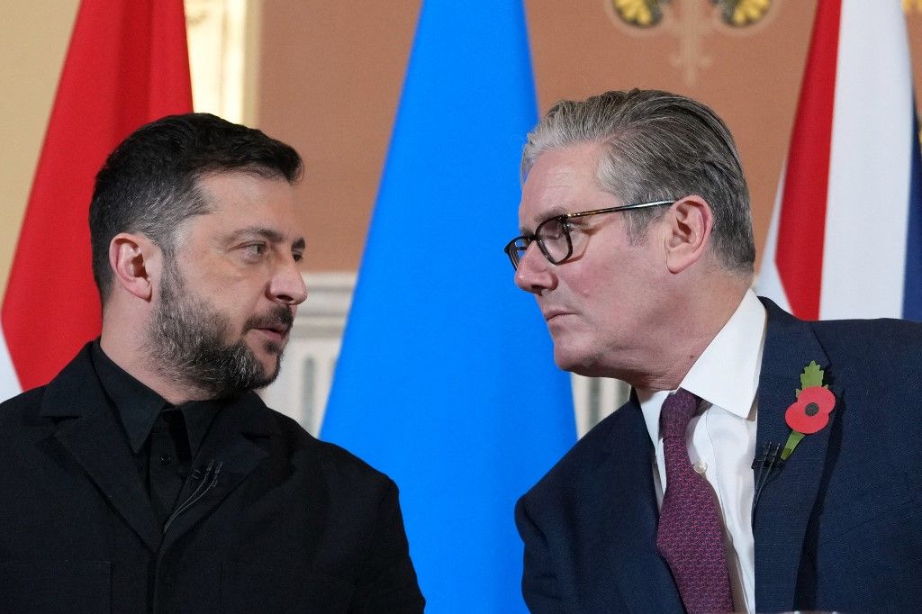Keir Starmer brit miniszterelnök (jobbra) és Volodimir Zelenszkij ukrán elnök (Fotó: AFP)