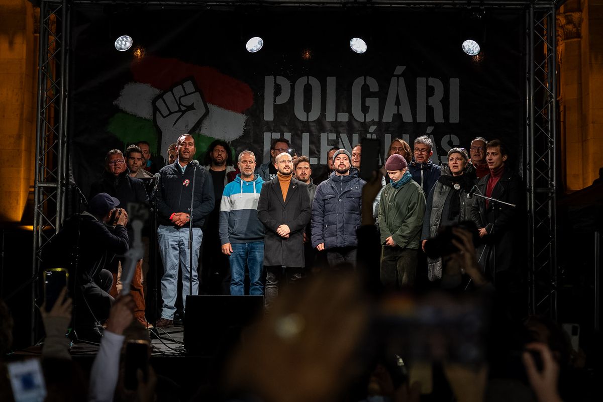 Szolidaritási tüntetés Juhász Péter mellett a Kossuth téren,
demonstráció