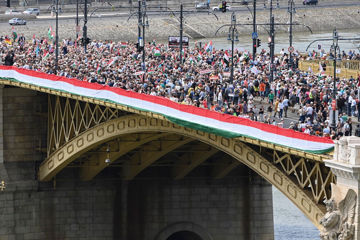 Budapest, 2024. június 1.
A Civil Összefogás Fórum - Civil Összefogás Közhasznú Alapítvány (CÖF-CÖKA) Békemenetének résztvevői vonulnak a Margit hídon 2024. június 1-jén.
MTI/Máthé Zoltán