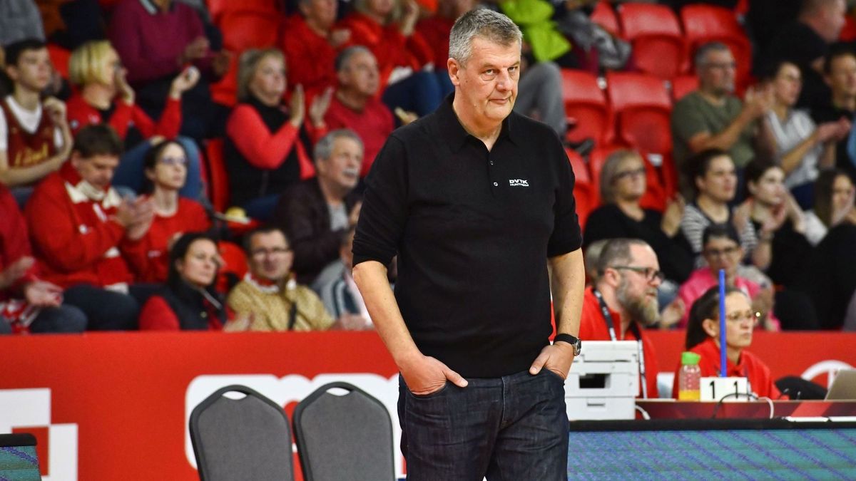 A Diósgyőr edzője, Völgyi Péter az utolsó negyedben is próbált erőt önteni a fáradt játékosaiba