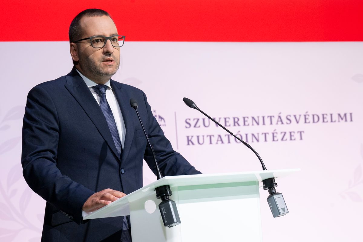 Budapest, 2025. június 24.
Lánczi Tamás, a Szuverenitásvédelmi Hivatal elnöke megnyitja a Harc a nemzeti szuverenitásért című konferenciát a Hagyományok Házában 2025. június 24-én.
MTI/Szigetváry Zsolt