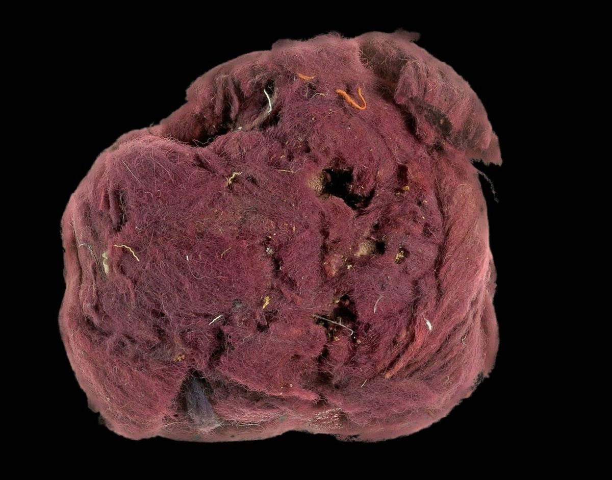 A júdeai sivatagból származó mamis bíborral festett ősi textília