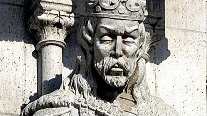 Vak Béla szobra a Parlament épületén. Forrás: Wikimedia Commons.