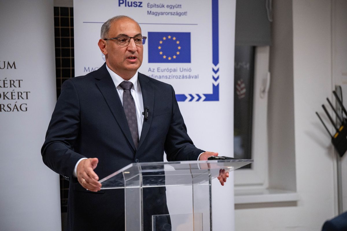 Mosonmagyaróvár, 2025. október 29.
A Belügyminisztérium által közreadott képen Sztojka Attila, a Belügyminisztérium társadalmi esélyekért és roma kapcsolatokért felelős államtitkára beszédet mond a tanoda programról tartott sajtótájékoztatón a Mosonmagyaróvári Tanodában 2025. október 29-én. 2024-ben 3,3 milliárd forinttal járult hozzá a kormány 180 tanoda működéséhez az országban.
MTI/Belügyminisztérium/Tóth Ádám