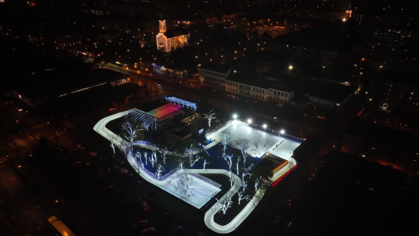 A magasból impozáns látványt nyújt a Szent Imre téren a Csepeli Jégpark