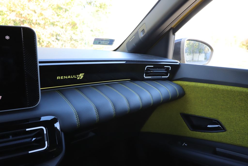 Renault 5 E-Tech és BYD Dolphin Surf összehasonlító teszt