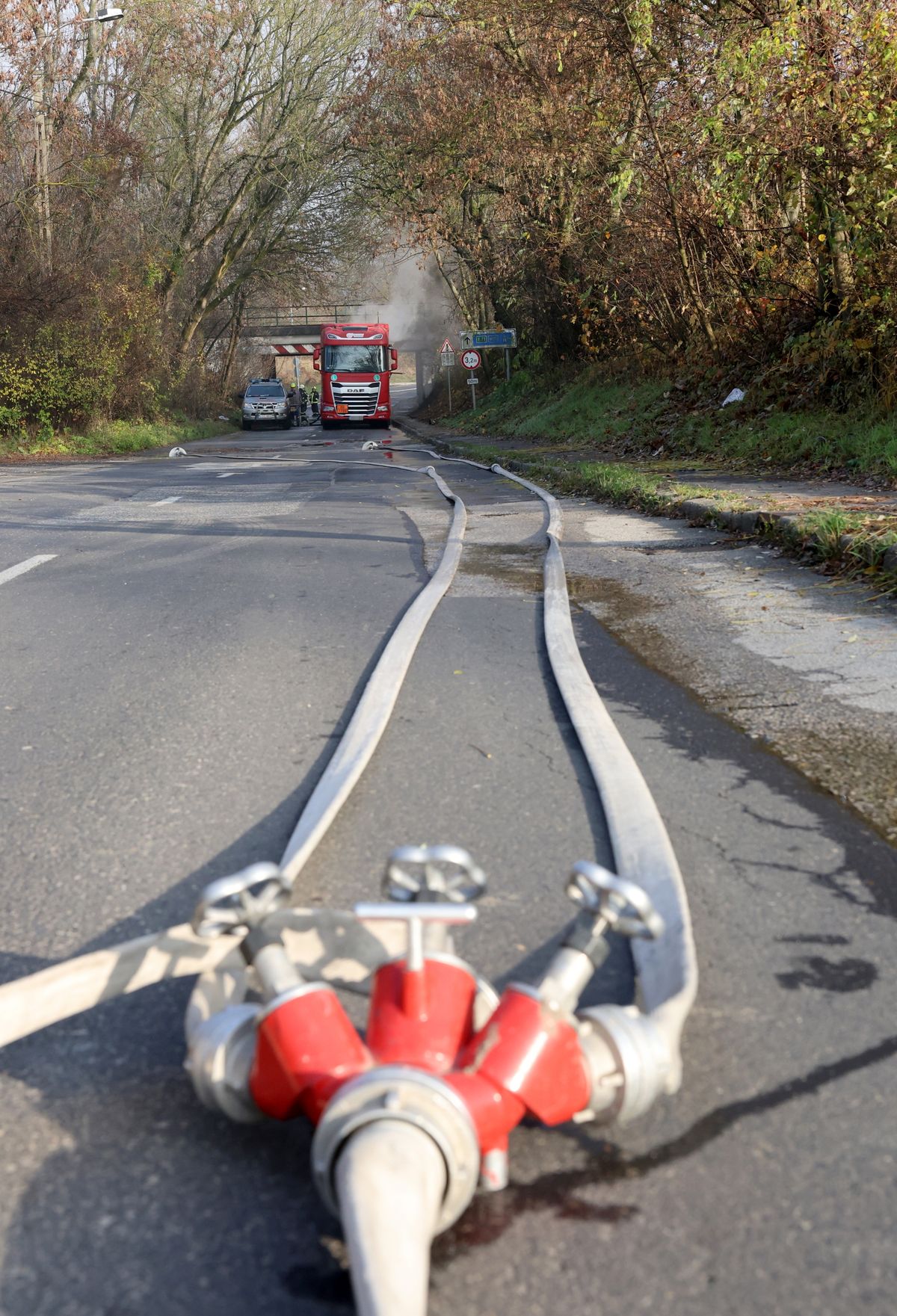 Miskolc, 2025. november 19.
Tűzoltók dolgoznak Miskolcon, a Repülőtéri úton, ahol vasúti híd alá szorult egy sósavat szállító kamion 2025. november 19-én.
MTI/Vajda János
