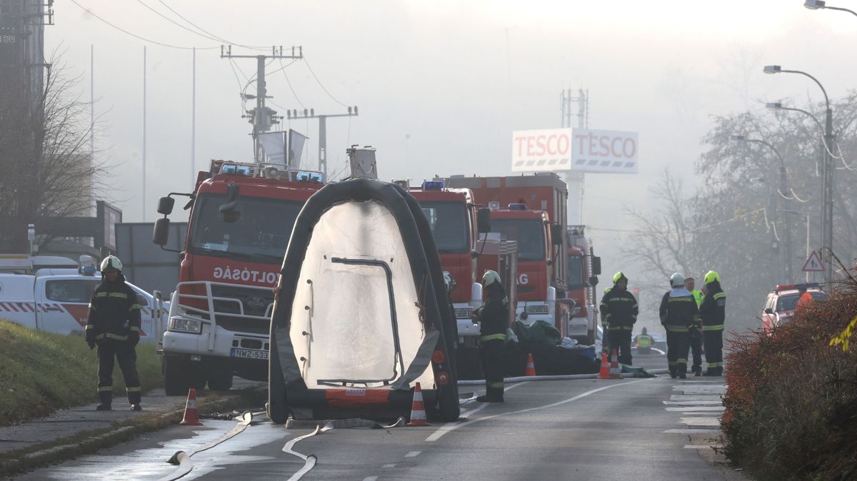 V Miskolcu se je tovornjak s kislino zataknil pod železniškim mostom, oviran železniški promet