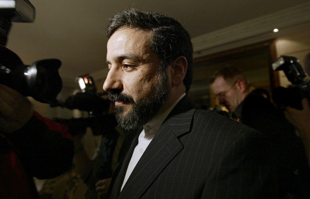 Iran's Deputy Foreign Minister Abbas Araghchi is mobbed by reporters as he proceeds to the 42nd Munich Conference on Security Policy in Munich 04 February 2006. More than 300 defence ministers and top security officials gather in the Bavarian capitalfrom 03 to 05 February to share views on Iran's nuclear programme, the war on terror and the future of NATO.   AFP PHOTO JOHN MACDOUGALL (Photo by John MACDOUGALL / AFP)