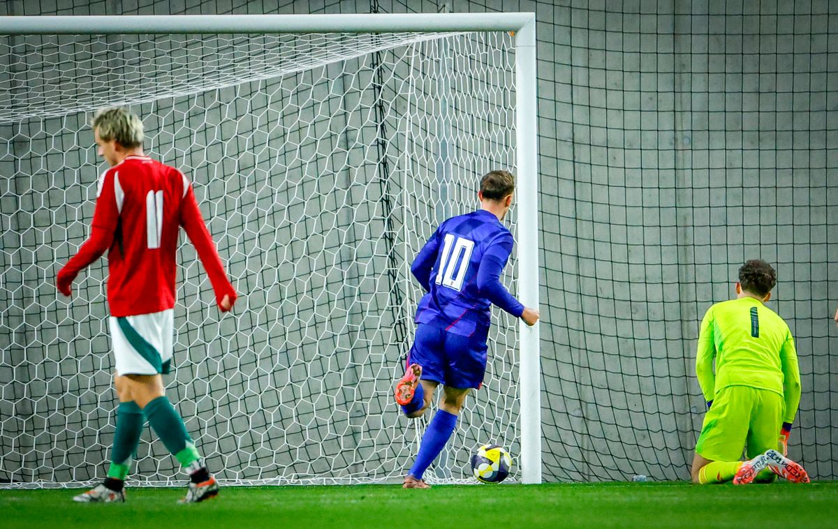 Pécsi Ármin, az U21-es magyar válogatott kapusa szomorkodik a horvátok első gólja után. Elúszni látszik az Eb