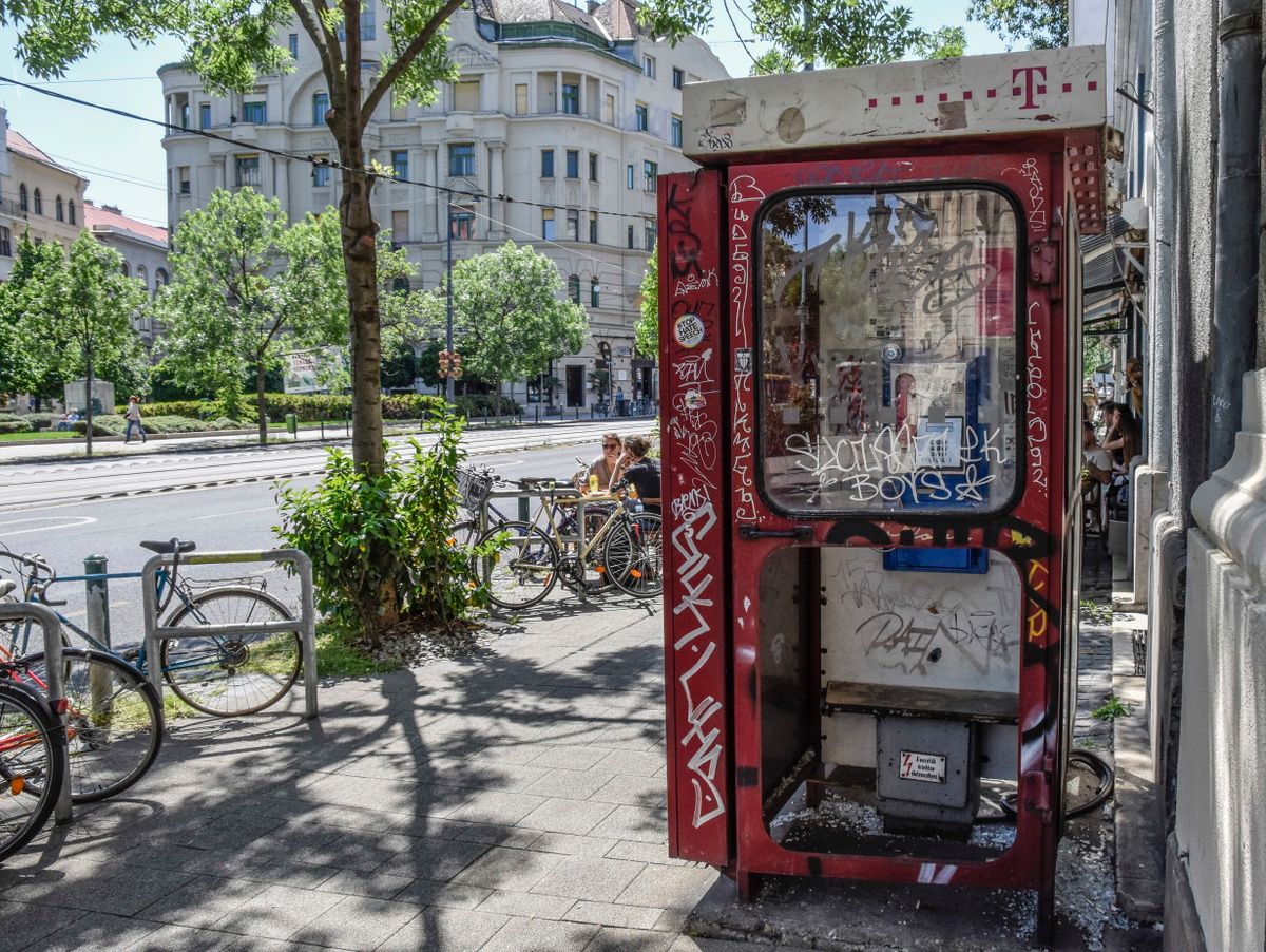 Budapest, 2022. május 21.A Magyar Telekom Távközlési Nyrt. hagyományos vezetékes megrongált, összefirkált utcai nyilvános telefonfülkéje a fővárosban a XI. kerületben, a Bartók Béla úton.MTVA/Bizományosi: Róka László ***************************Kedves Felhasználó!Ez a fotó nem a Duna Médiaszolgáltató Zrt./MTI által készített és kiadott fényképfelvétel, így harmadik személy által támasztott bárminemű – különösen szerzői jogi, szomszédos jogi és személyiségi jogi – igényért a fotó szerzője/jogutódja közvetlenül maga áll helyt, az MTVA felelőssége e körben kizárt. telefonfülke