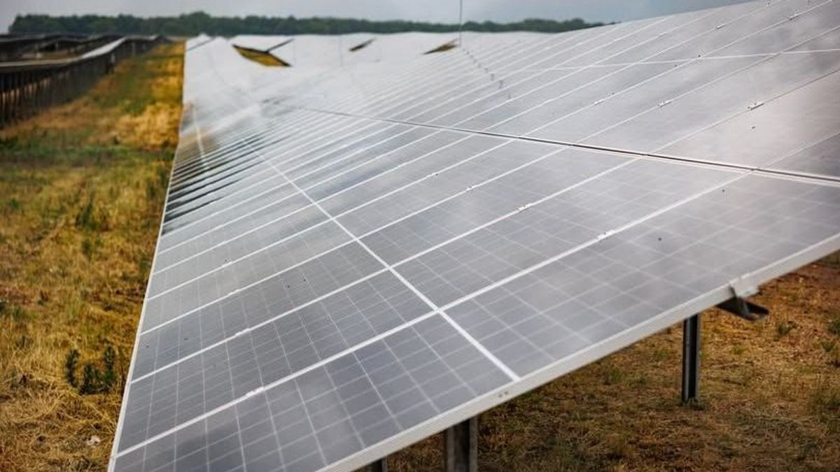 Átadták Szegeden a lézeres kutatóközpont naperőmű parkját