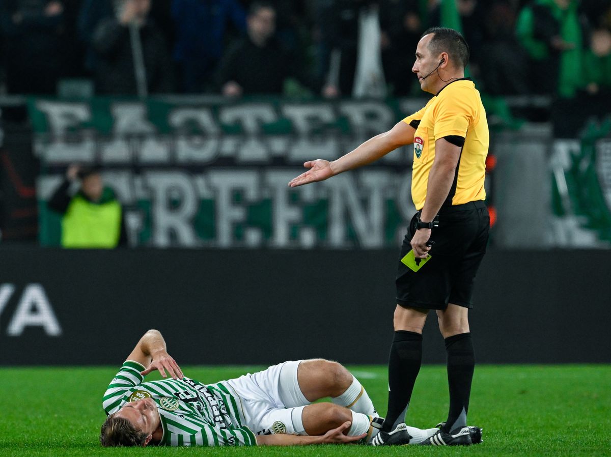 Stefan Gartenmann, a Ferencváros játékosa (b) és Karakó Ferenc játékvezető a labdarúgó NB I 12. fordulójában az FTC–MTK mérkőzésen