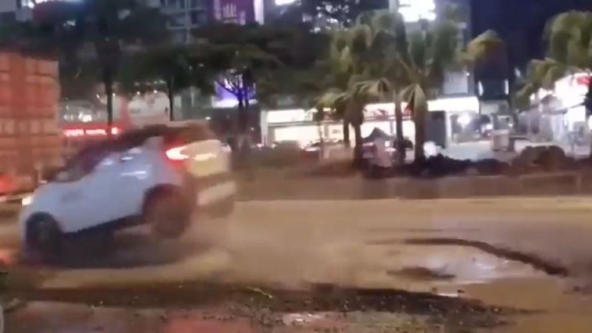 Azt hitték, hogy sekély pocsolya, aztán amikor belehajtottak, jött a kellemetlen meglepetés + videó