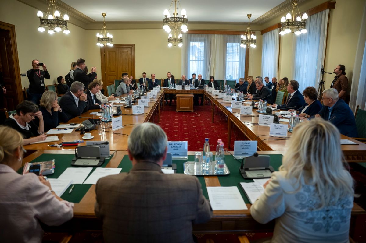 Budapest, 2025. november 25.
Pintér Sándor belügyminiszter (szemben, k) meghallgatásán az Országgyűlés kulturális bizottságának ülésén az Országház Klebelsberg Kunó gróf termében 2025. november 25-én. Mellette Brassói Sándor, az Oktatási Hivatal elnöke (b), Rétvári Bence, a Belügyminisztérium parlamenti államtitkára (b2), Maruzsa Zoltán köznevelésért felelős államtitkár (j2) és Hajnal Gabriella, a Klebelsberg Központ elnöke (j).
MTI/Balogh Zoltán