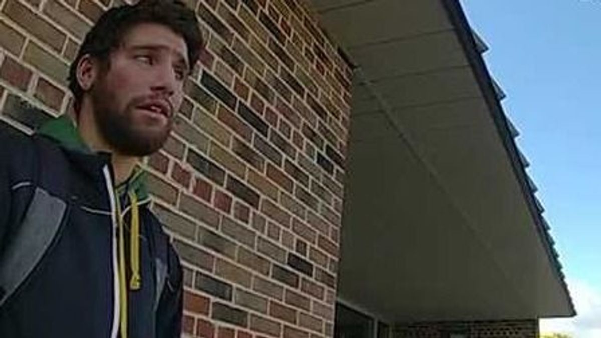 Annyira részeg volt a tanár, hogy kiesett az autóból, majd mégis bement az iskolában + videó