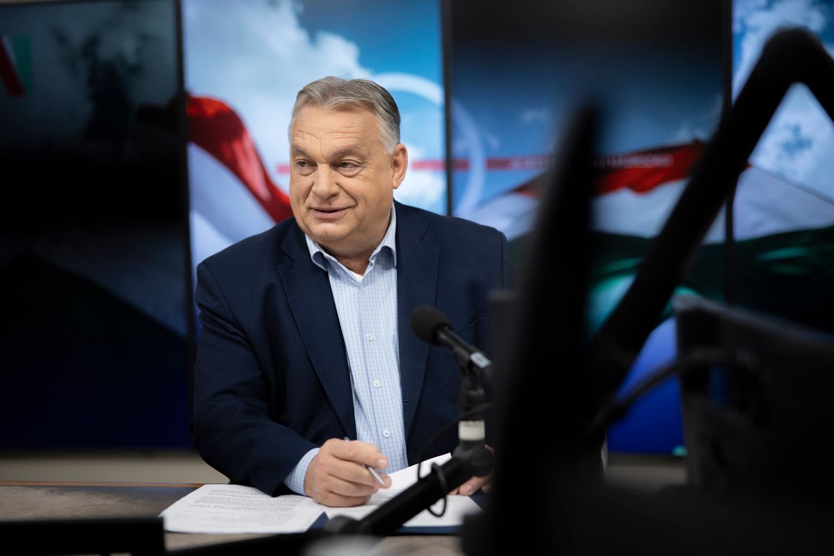 A Miniszterelnöki Kommunikációs Főosztály által közreadott képen Orbán Viktor miniszterelnök interjút ad a Kossuth rádió Jó reggelt, Magyarország! című műsorában a közmédia óbudai stúdiójában 2025. október 31-én (Fotó: MTI/Miniszterelnöki Kommunikációs Főosztály/Fischer Zoltán)