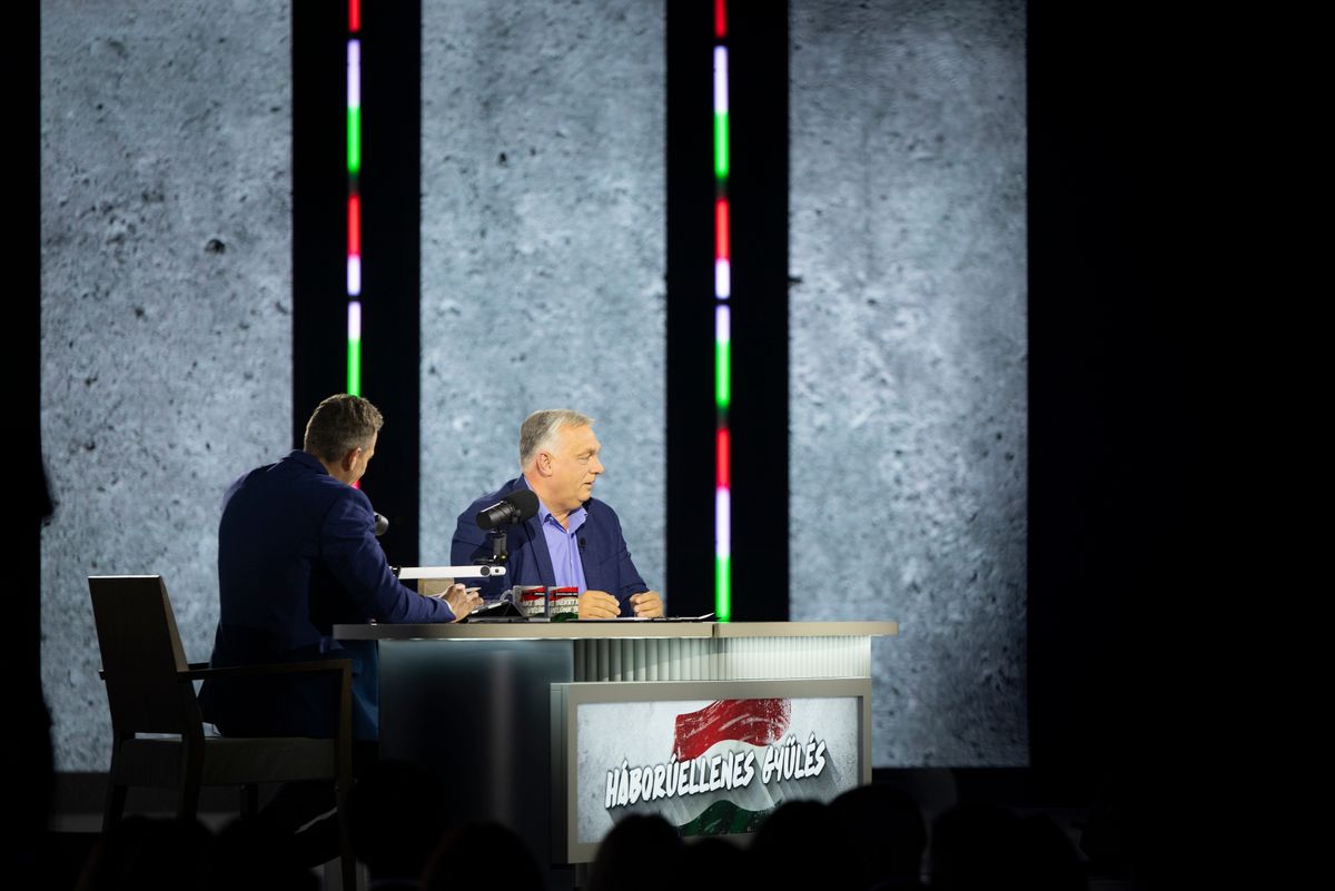 A Miniszterelnöki Kommunikációs Főosztály által közreadott képen Orbán Viktor miniszterelnök (j) a digitális polgári körök által szervezett első háborúellenes gyűlésen a győri Olimpiai Sportpark Multicsarnokában 2025. november 15-én. Balról Váczi Gergő műsorvezető (Fotó: MTI/Miniszterelnöki Kommunikációs Főosztály/Fischer Zoltán)