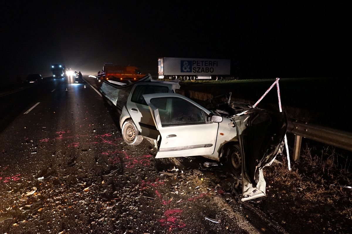 Rácalmás, 2025. november 14.
Összeroncsolódott személyautó 2025. november 13-án este a 62-es főút 8-as kilométerénél, Rácalmás külterületén, ahol két autó frontálisan ütközött. A dunaújvárosi hivatásos tűzoltók mindkét járműből feszítővágó segítségével szabadítottak ki egy-egy embert.
MTI/Mihádák Zoltán