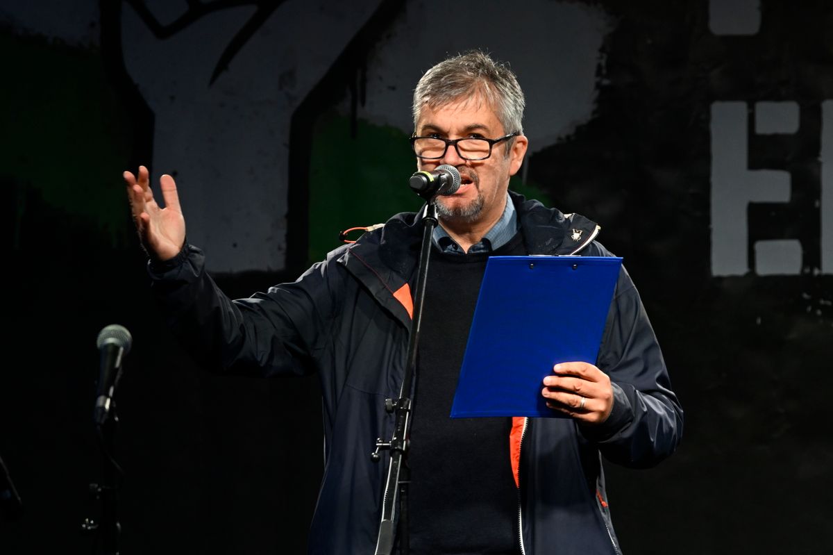 Budapest, 2025. október 5.
Hadházy Ákos független országgyűlési képviselő beszédet mond a Polgári Ellenállás mozgalom Juhász Péter influenszer, volt politikus mellett tartott szolidaritási demonstrációján Budapesten, a Kossuth Lajos téren 2025. október 5-én. 
MTI/Purger Tamás