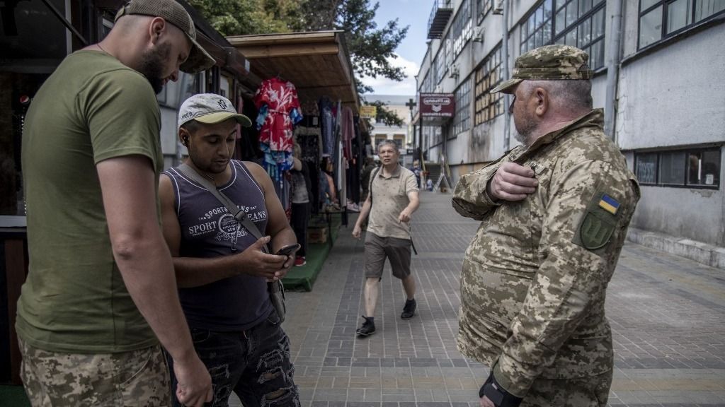 Ukrajnában a kényszersorozás jelensége immár a hétköznapok részévé vált