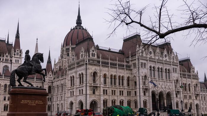 Budapest, 2025. november 24. Az ország karácsonyfája megérkezik az Országház előtti Kossuth térre 2025. november 24-én. A 31 felajánlás közül az Országgyűlés Hivatala az ibrányi, hozzávetőleg 23 méter magas 40 esztendős ezüstfenyőt talált a legszebbnek. 