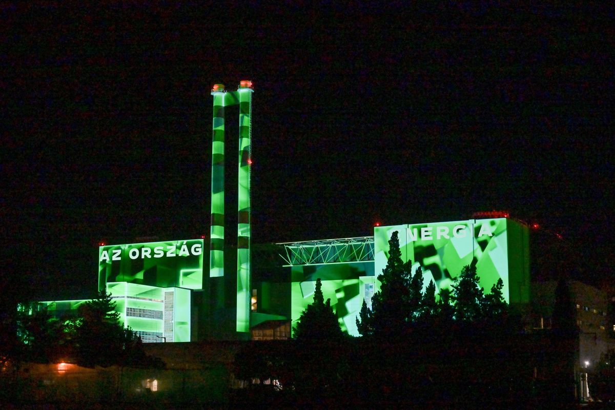 Paks, 2025. október 3.
Fényfestés a paksi atomerőmű épületén az erőmű alapkőletételének 50. évfordulója alkalmából tartott sajtóesemény után 2025. október 3-án.
MTI/Bruzák Noémi