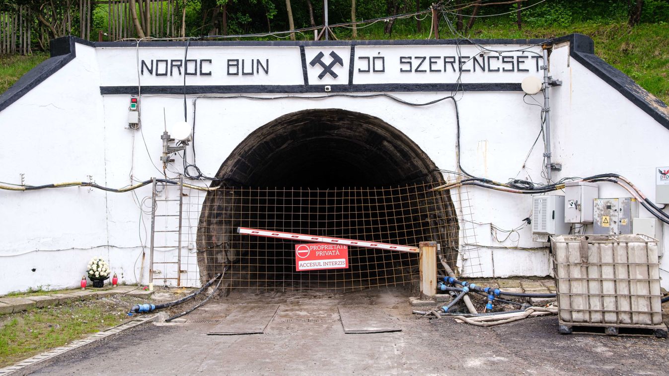 Elárasztotta a víz a parajdi sóbányát
MTI Fotószerkesztõség
Veres Nándor