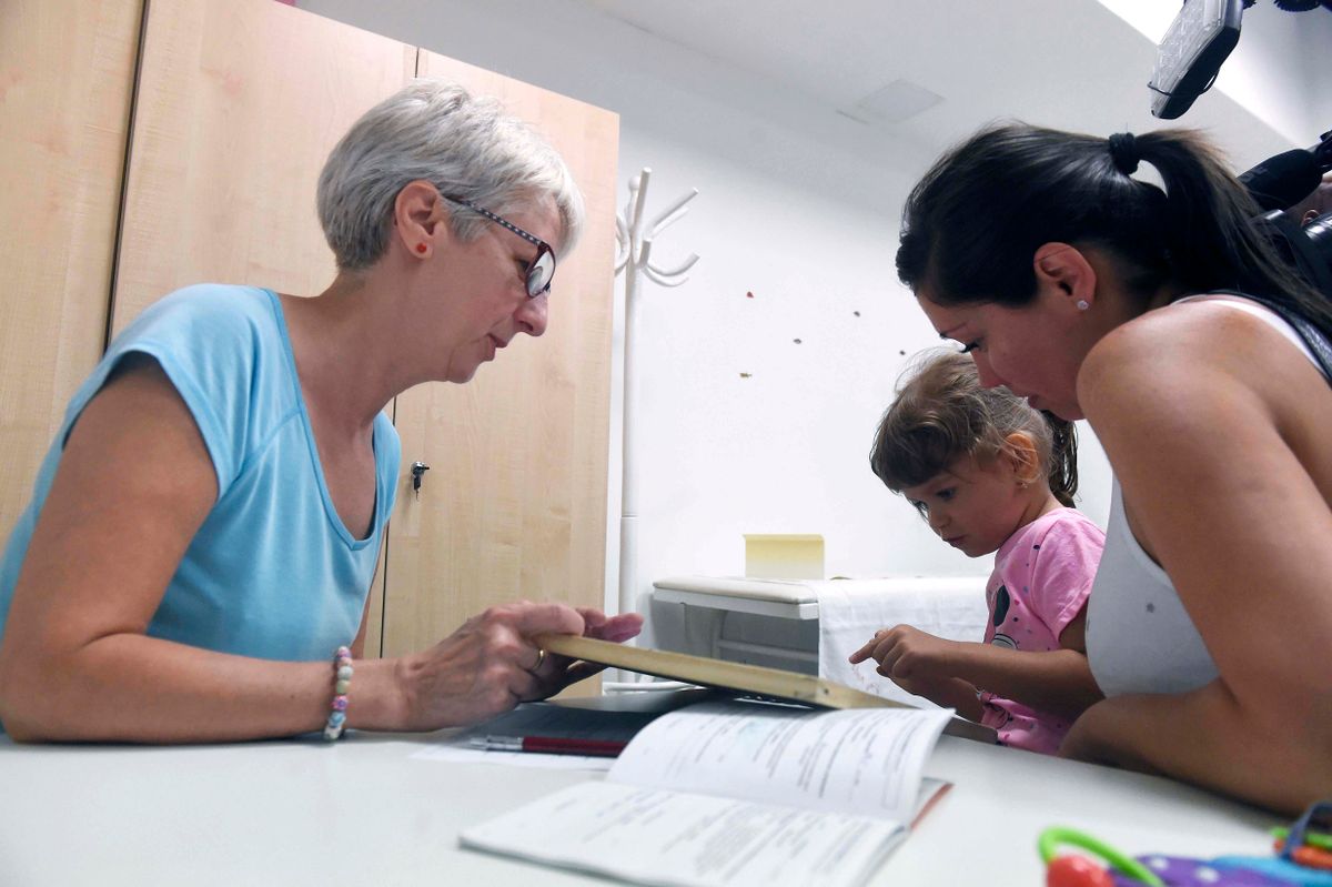 Budapest, 2019. augusztus 8.
Szommer Mária védőnő (b) beszélget a hároméves Norinával és anyukájával, Szekrényesiné Göncző Fannival a Józsefvárosi Szent Kozma Egészségügyi Központban 2019. augusztus 8-án. Ezen a napon sajtótájékoztatót tartottak az egészségügyi központban a védőnők fizetésemeléséről. Eszerint mintegy négyezer védőnő kap emelt fizetést a napokban, amely a védőnők többéves bérrendezési programjában az első emelt összegű kifizetés.
MTI/Bruzák Noémi