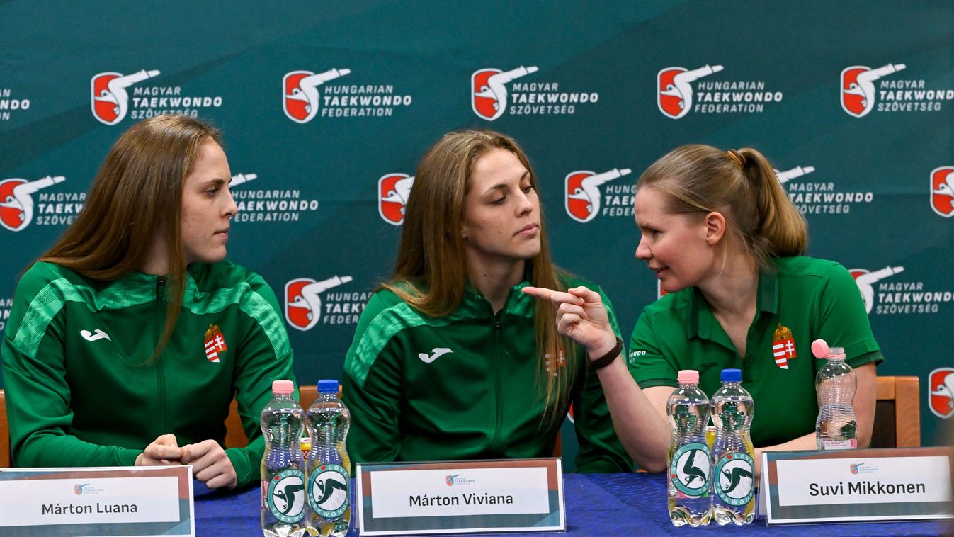 Márton ikrek
Budapest, 2025. november 19.
Márton Luana kétszeres világbajnok (b) és ikertestvére, Márton Viviana olimpiai bajnok (k) tekvondós, valamint edzőjük, Suvi Mikkonen a szakszövetség budapesti sajtótájékoztatóján 2025. november 19-én.
MTI/Hegedüs