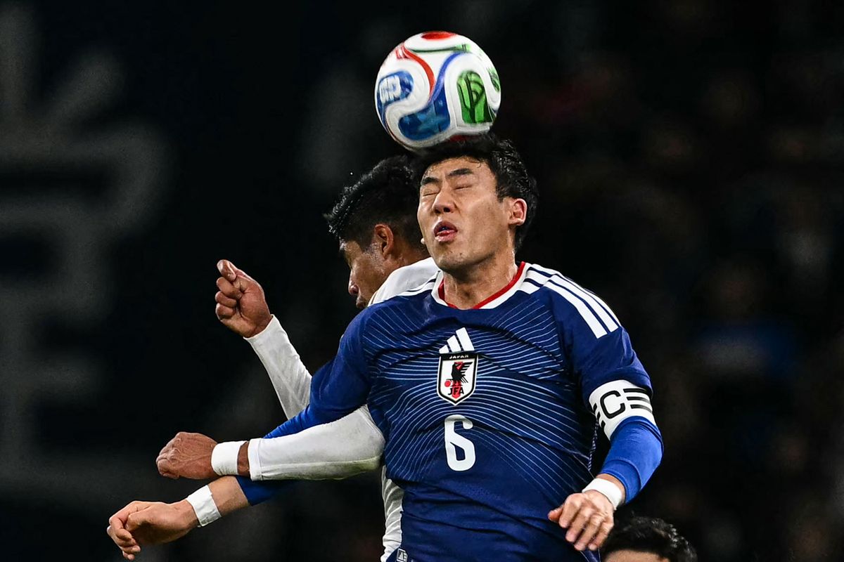 Endo Vataru (6-os mezszámban) a japán válogatott felkészülési meccsén játszott novemberben