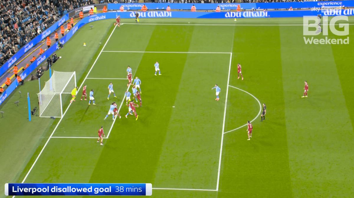 Virgil van Dijk fejese, a gólt a videobíró érvénytelenítette