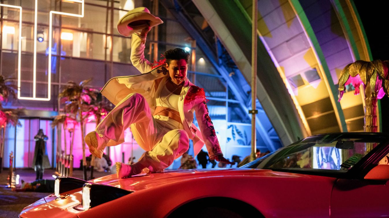 A menekülő ember szórakoztatóan dühös rendszerkritika, ami sokkal közelebb áll Stephen King eredeti regényéhez, mint a Schwarzenegger féle '87-os akciófilm.