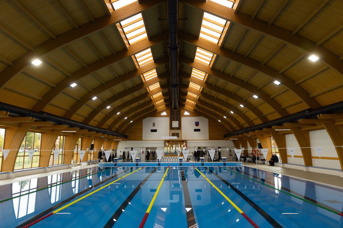 Pilisvörösvár, 2025. október 9.
A pilisvörösvári tanuszoda az avatása napján, 2025. október 9-én. Az Úszó Nemzet Program keretében átadott 39. tanuszoda 1312 négyzetméter alapterületű, a medencék feszített vízfelülettel rendelkeznek.
MTI/Kocsis Zoltán