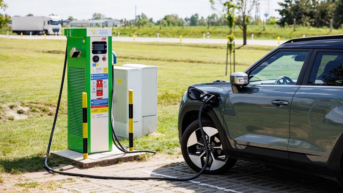 Még sosem kapott annyi villanyautó rendszámot itthon, mint októberben