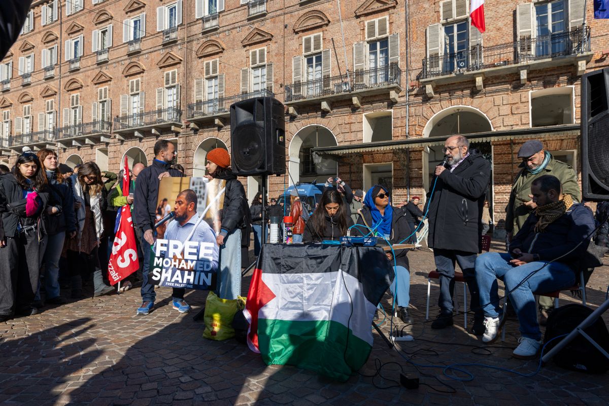 A baloldal a radikális imám kitoloncolása ellen tüntet