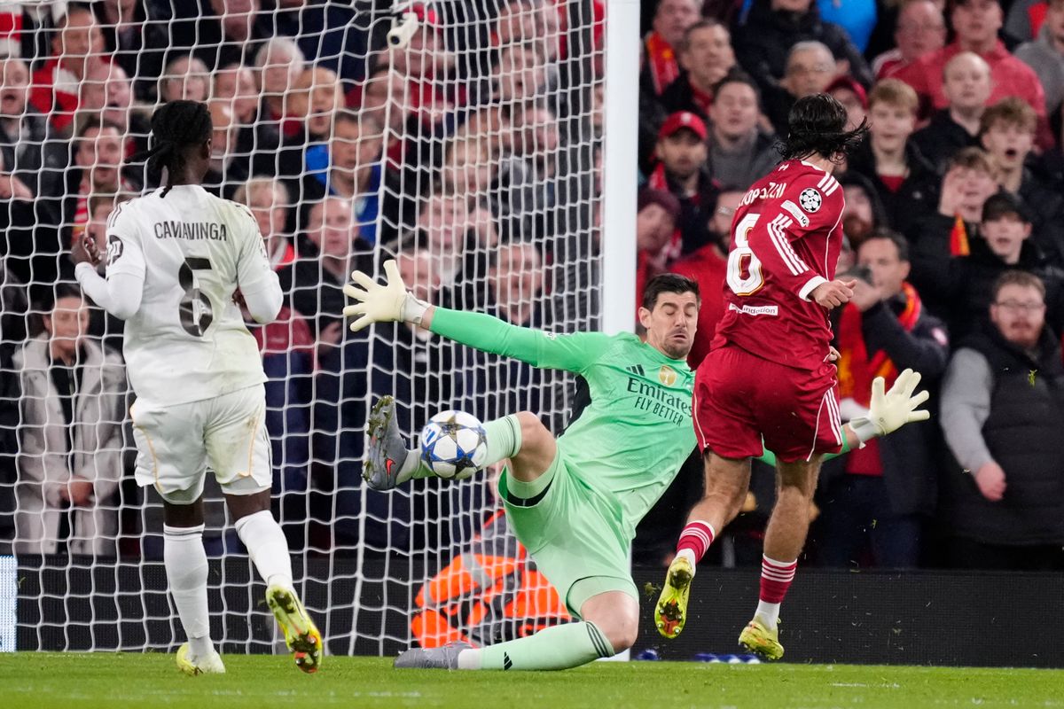 Thibaut Courtois éppen Szoboszlai Dominik lövését hárítja bravúrral a Liverpool-Real Madrid BL-meccsen. Az osztályzatok alapján a belga kapus volt a meccs embere