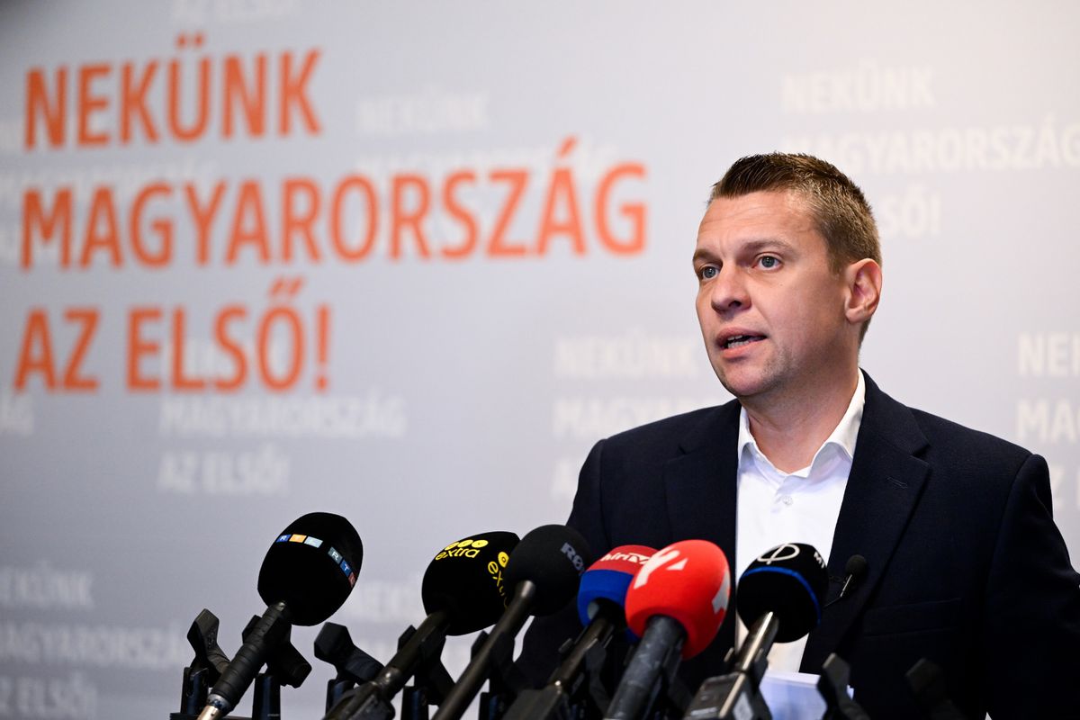 Budapest, 2025. szeptember 16.
Menczer Tamás, a Fidesz-KDNP kommunikációs igazgatója sajtótájékoztatót tart az Országházban 2025. szeptember 16-án. Október elejéig tartó szórólapkampányt indít a Fidesz annak érdekében, hogy minél többen értesüljenek a "Tisza-adóról" és a lehetséges hatásáról - jelentette be a a kormánypártok kommunikációs igazgatója.
MTI/Hegedüs Róbert