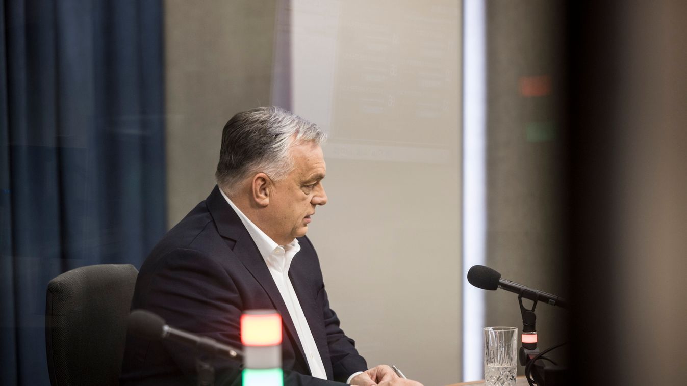 A Miniszterelnöki Kommunikációs Főosztály által közreadott képen Orbán Viktor miniszterelnök interjút ad a Jó reggelt, Magyarország! című műsorban a Kossuth rádió óbudai stúdiójában 2025. november 21-én (Fotó: MTI/Miniszterelnöki Kommunikációs Főosztály/K