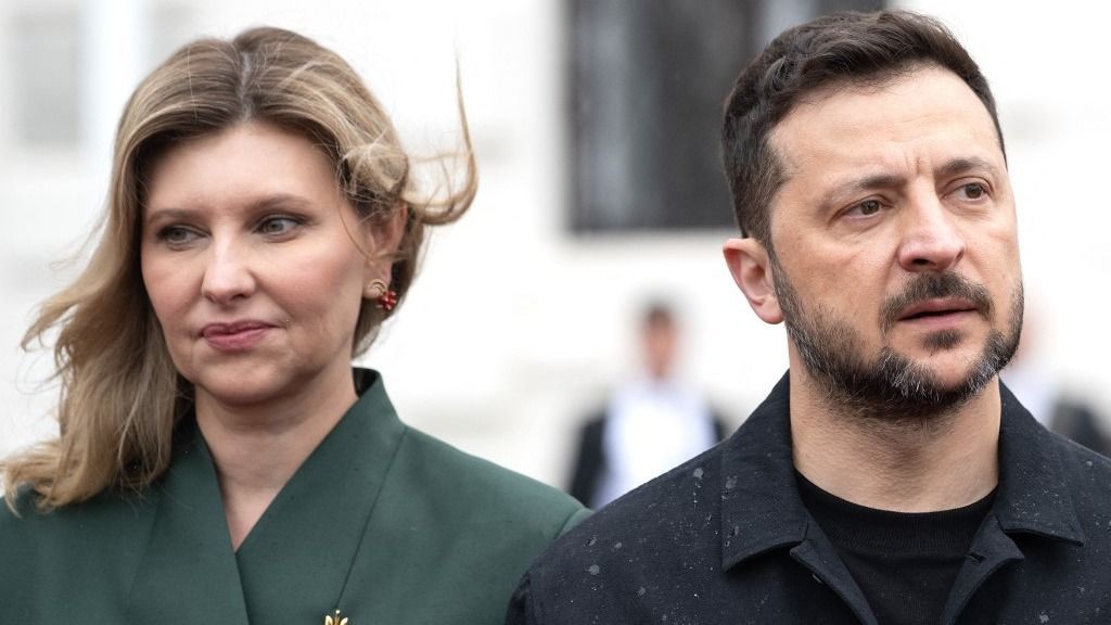 Ukrainian President Volodymyr Zelensky (2ndR) and his wife Olena Zelenska are pictured in Vienna, Austria, on Juni 16, 2025, during a welcoming ceremony at the beginning of Zelensky's visit. (Photo by Joe Klamar / AFP)