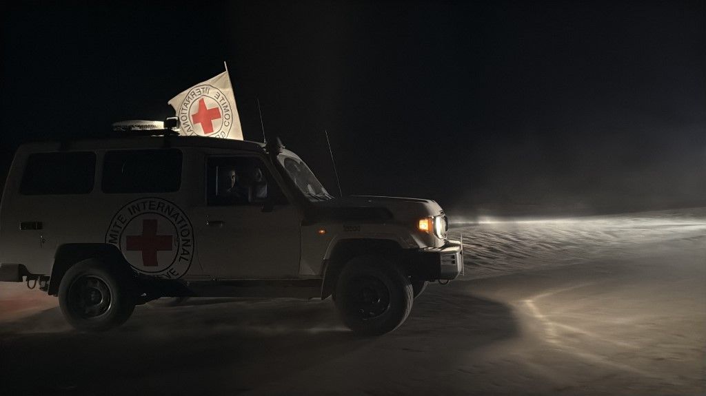 Izraelben azonosították a Hamász iszlamista terrorszervezet által vasárnap este átadott három holttestet (Fotó: STRINGER / ANADOLU)