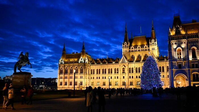 Advent - Felkapcsolták a fényfüzért az ország karácsonyfáján