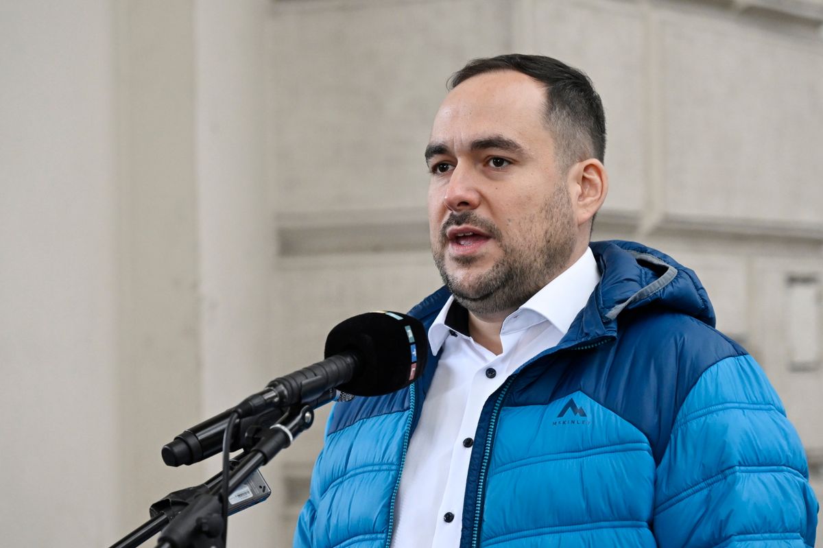 Budapest, 2024. szeptember 16.
Hegyi Zsolt, a MÁV Zrt. vezérigazgatója sajtótájékoztatót tart a Keleti pályaudvaron 2024. szeptember 16-án. A társaság vezetője elmondta: az árvízi helyzet ellenére zavartalan a vasúti, illetve a távolsági buszközlekedés az országban. Egyetlen kivétel az Esztergom-Komárom vonal, amit átadtak a katasztrófavédelemnek, mert az része a védműveknek. A szakaszon vonatpótló buszok közlekednek.
MTI/Lakatos Péter