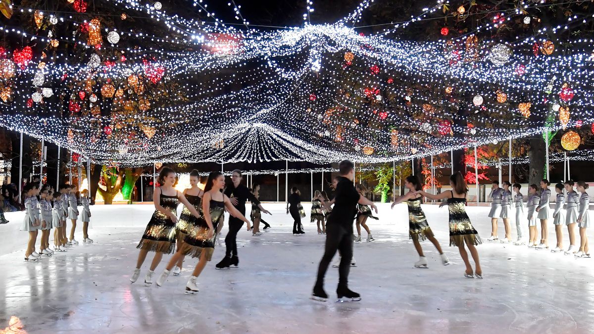 Budapest, 2023. november 24.
Jégtáncbemutató a Budapesti Karácsonyi Vásár és karácsonyi élménypark megnyitóján a Városháza parkban 2023. november 24-én.
MTI/Lakatos Péter