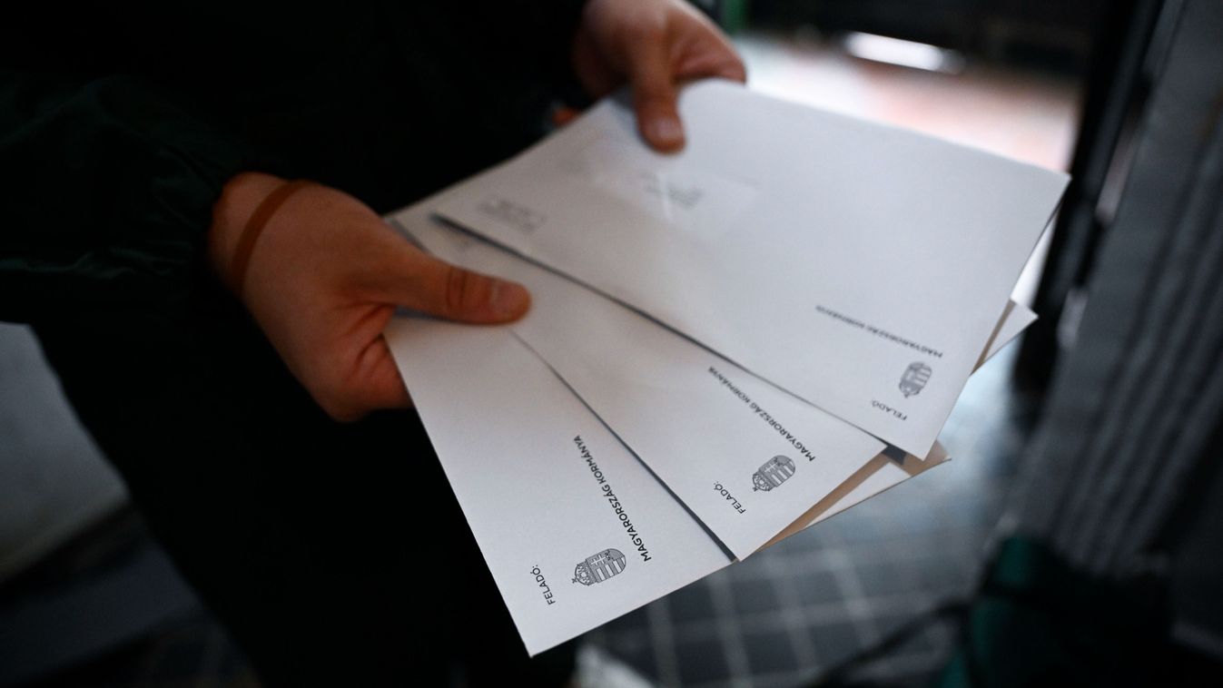 Nemzeti konzultáció - Megkezdődött a konzultációs ívek postai kézbesítése

MTI Fotószerkesztõség
Bodnár Boglárka