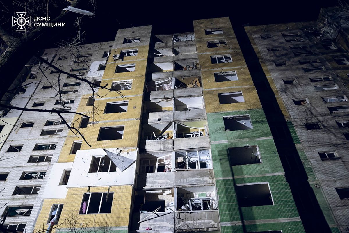 Szumi, 2024. november 18.
Az ukrán állami katasztrófavédelmi szolgálat felvétele egy megrongálódott lakóépületről, amelybe orosz rakéta csapódott Szumi északkeleti városban 2024. november 17-én. A támadásban tizenegy ember meghalt, köztük két gyermek, és nyolcvankilencen megsebesültek. A katonai adminisztráció szerint egy másik rakéta a régiós központ létfontosságú energetikai infrastruktúráját találta el, így a város áram nélkül maradt. Az ukrán légierő szerint az orosz erők két Iszkander-M ballisztikus rakétát és egy H-59 típusú irányított levegő-föld rakétát vetettek be az éjszakai támadásban.
MTI/EPA/Ukrán állami katasztrófavédelmi szolgálat