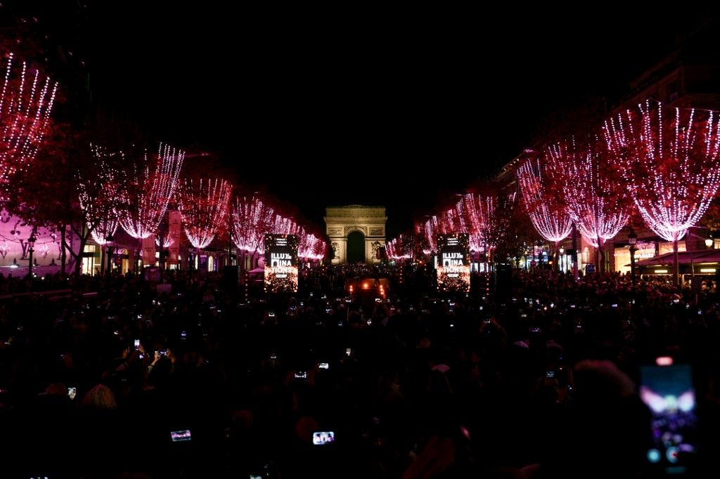 Ünnepi díszbe öltözött Párizs sugárútja